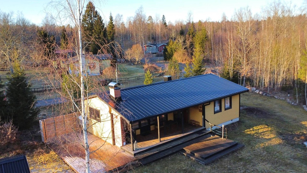 Vimmerby House | Stuga Sjögolf - Cozy cabin by the lake with private jetty & fireplace