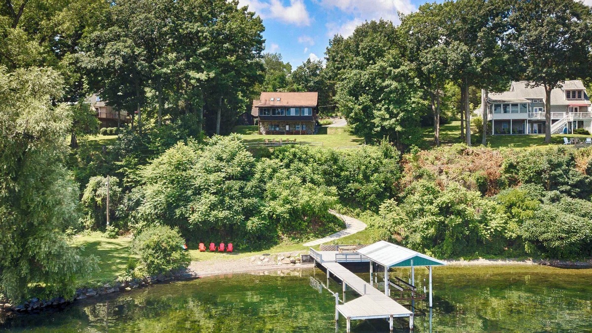 Valois House | Stugan Seneca Lake House: Lake Front Retreat + Minutes from Wineries!