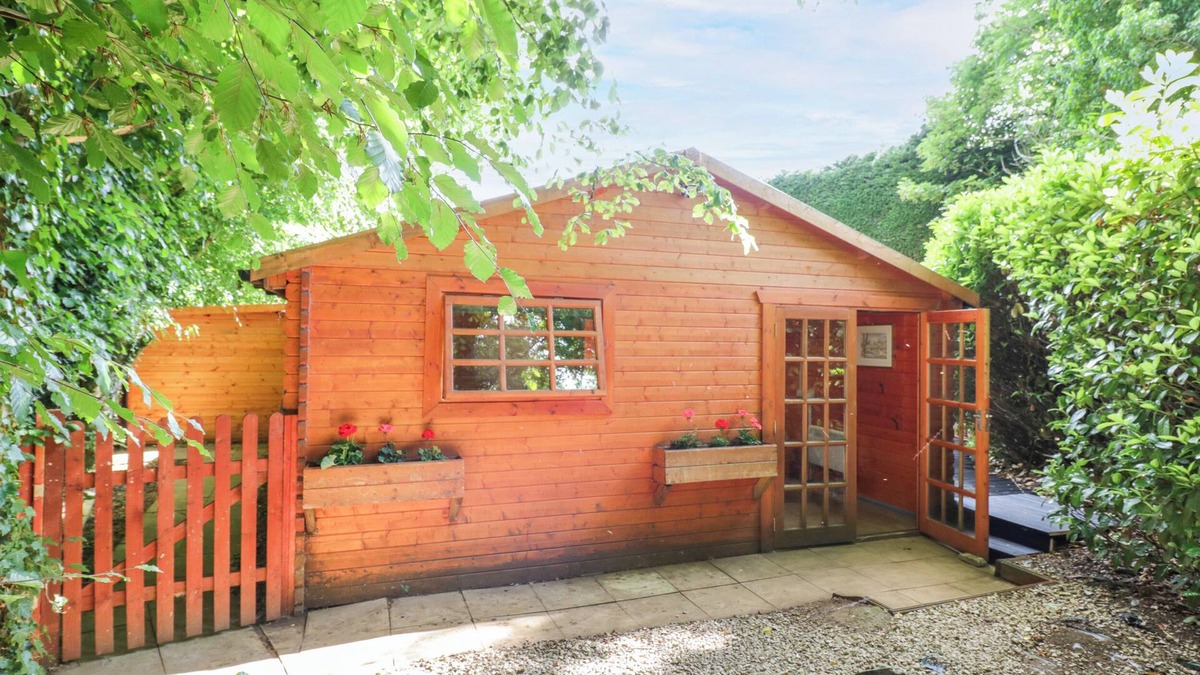Longborough Cottage | STUMPS CROSS LODGE, pet friendly, with a garden in Winchcombe