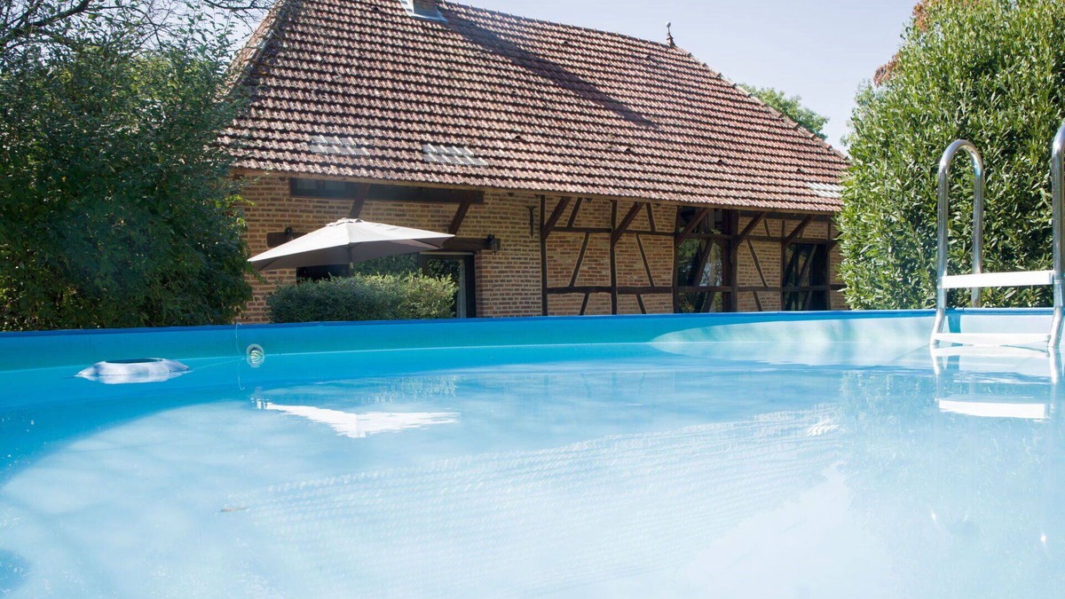 La Chapelle-Saint-Sauveur Villa | Stunning private villa for 8 guests with WIFI, private pool, TV, terrace and pets allowed
