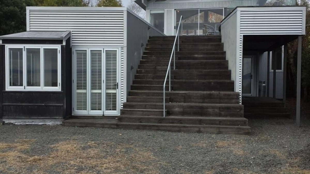 Waitahanui House | Stunning lake front house with view of mountains.