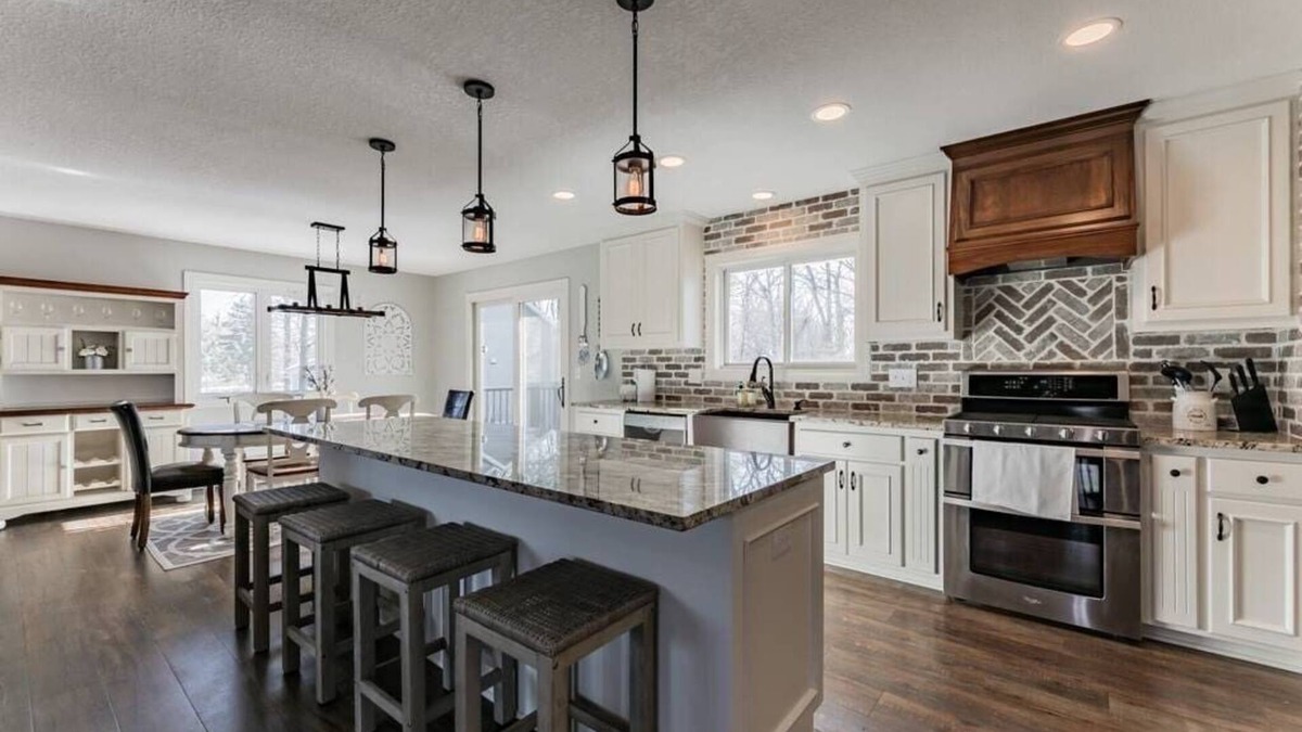 Excelsior House | Stunning 1 Acre Farmhouse Great Lake Location
