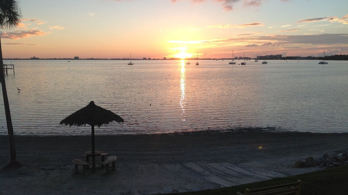 Bayview Condo | Stunning 1 Bed Ocean/Beachfront Condo with GREAT Reviews.