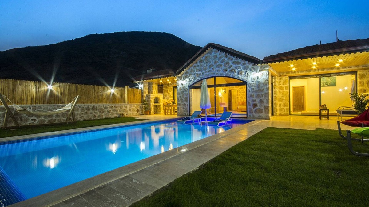 Kas House | Stunning 1 Bedroom Villa with Secluded Outdoor Pool & Heated Indoor Pool