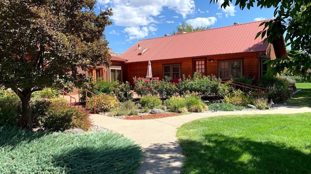 Palisade House | Stunning 100-acre Riverfront Ranch & Orchard, Close to Wineries, Amazing Views.