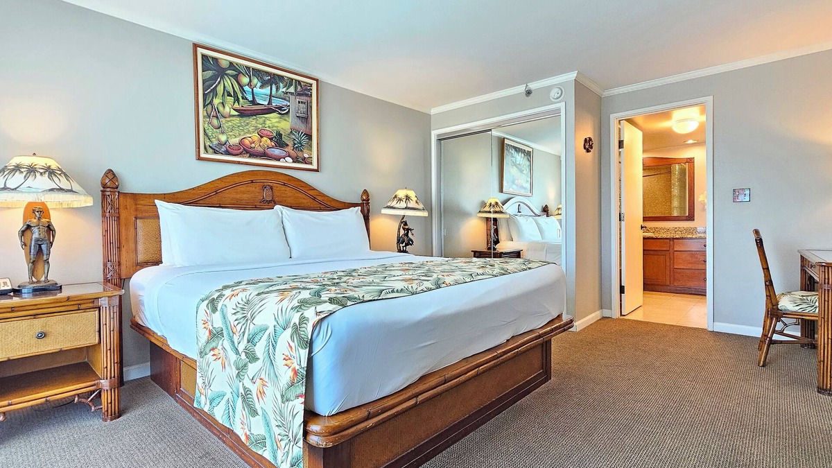 McCully - Moiliili Condo | Stunning 15th Floor Luana King bed Condo Sleeps 4 guests
