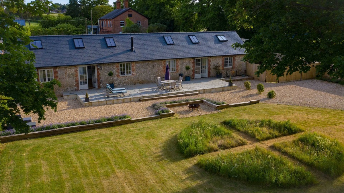 Winchester House | Stunning 19th century barn conversion in gorgeous Hampshire countryside