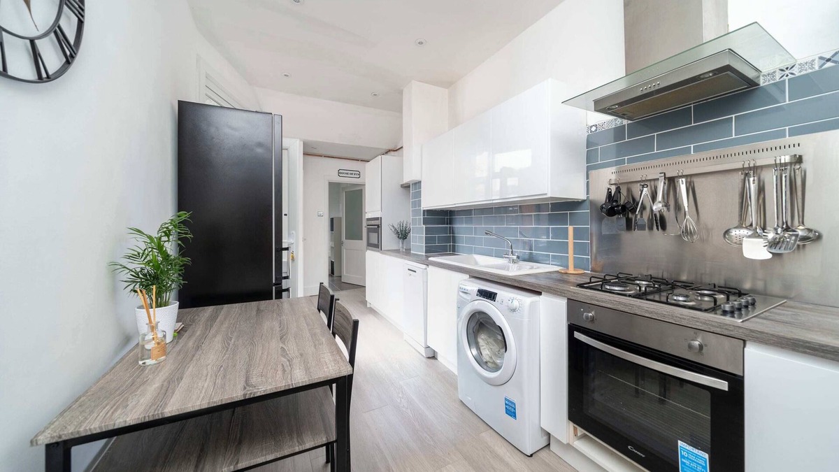 Palmers Green Apartment | Stunning 1BR Flat with Private Garden