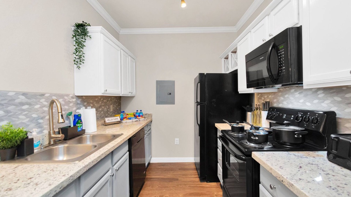 Humble Apartment | Stunning 1BR1.5BA located near IAH airport
