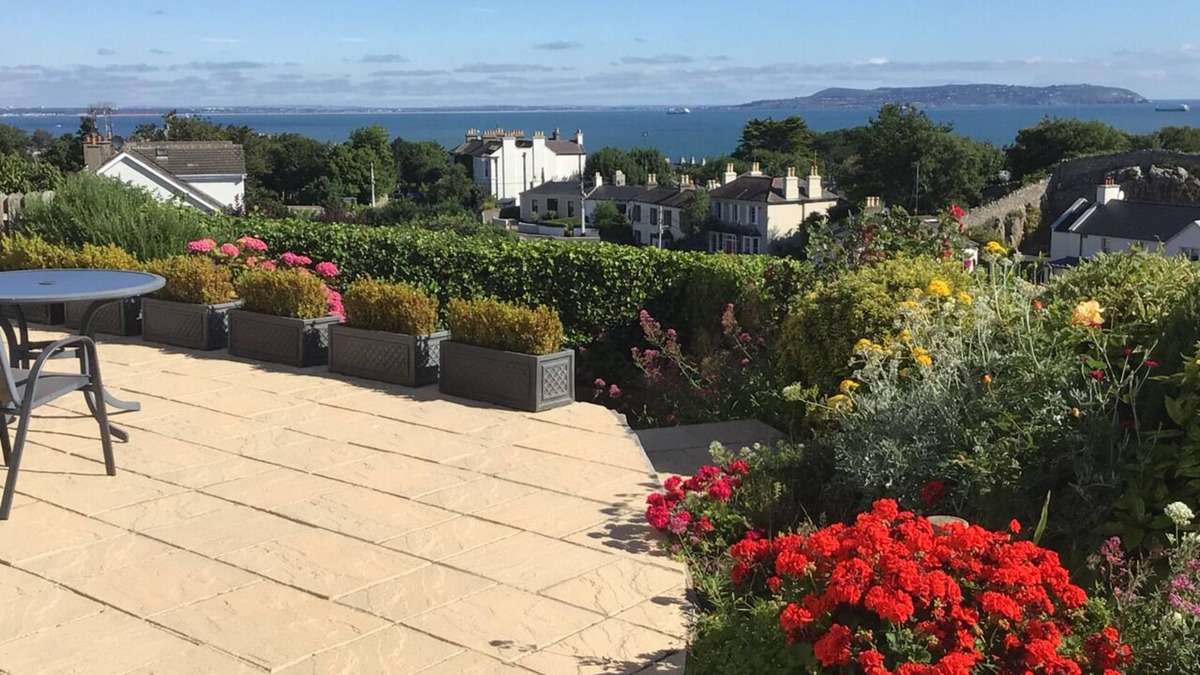 Dalkey Apartment | Stunning 2 Bedroom Apartment With Panoramic Sea Views private garden & parking