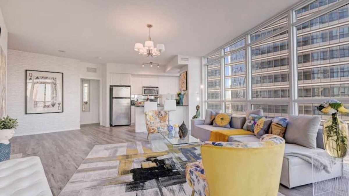 Downtown Toronto Condo | Stunning 2 BD in heart of Toronto + FREE Parking