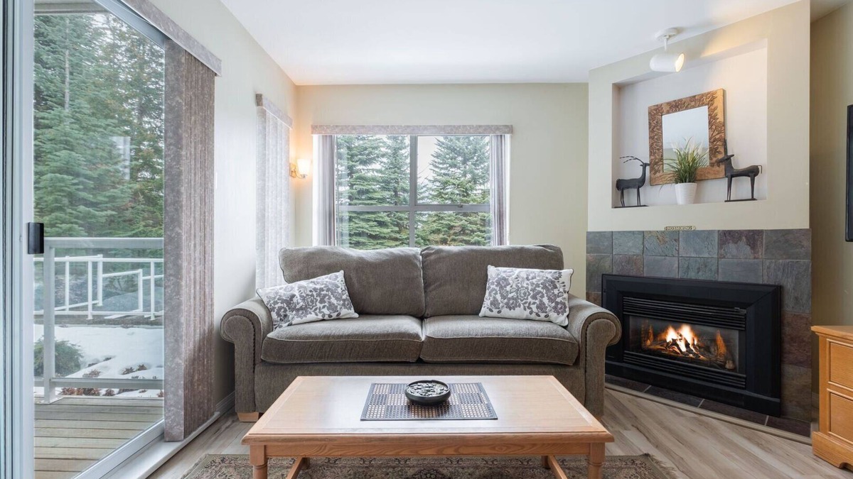 Blackcomb Condo | Stunning 2 BDR | Steps to Blackcomb | Free Parking | Shared hot tub
