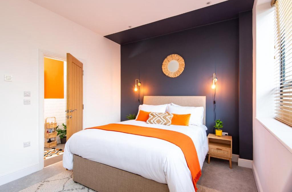 Worthing Apartment | Stunning 2 Bed Apartment Sea Views and Parking