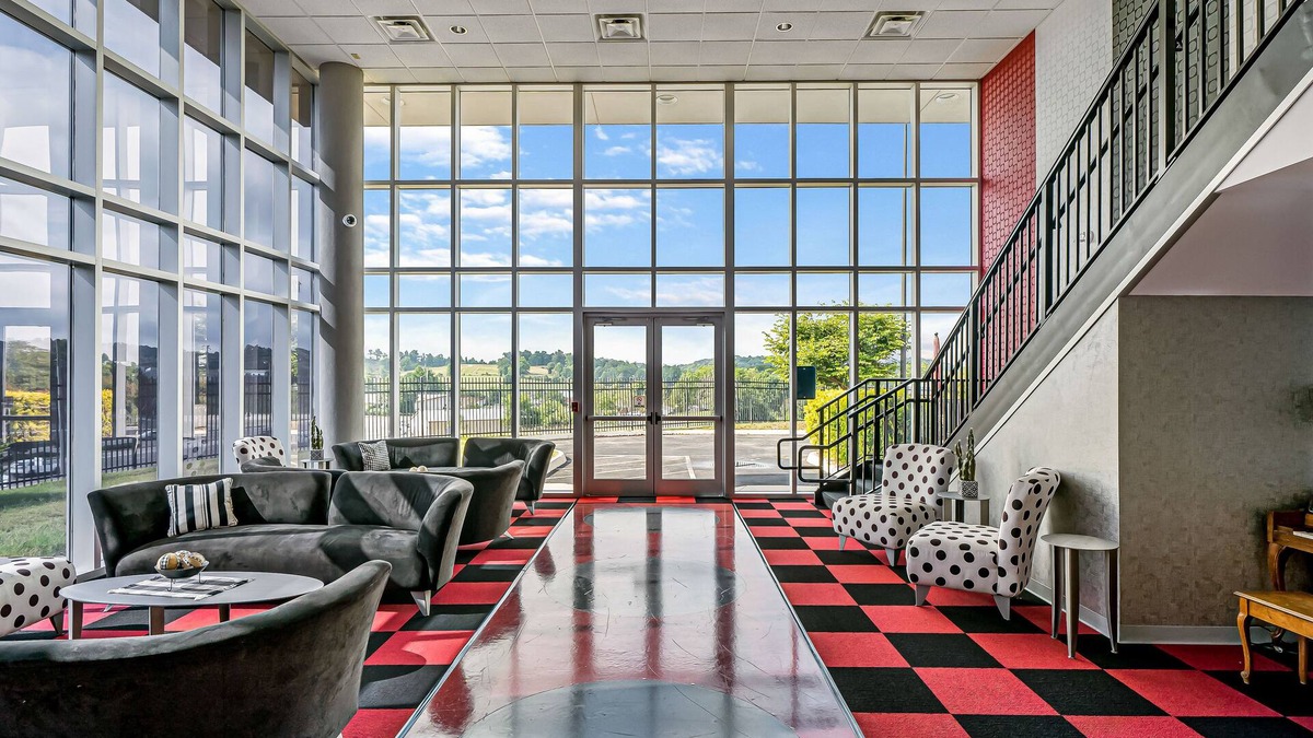 Bluff City House | Stunning 2 bed condo across from BMS!