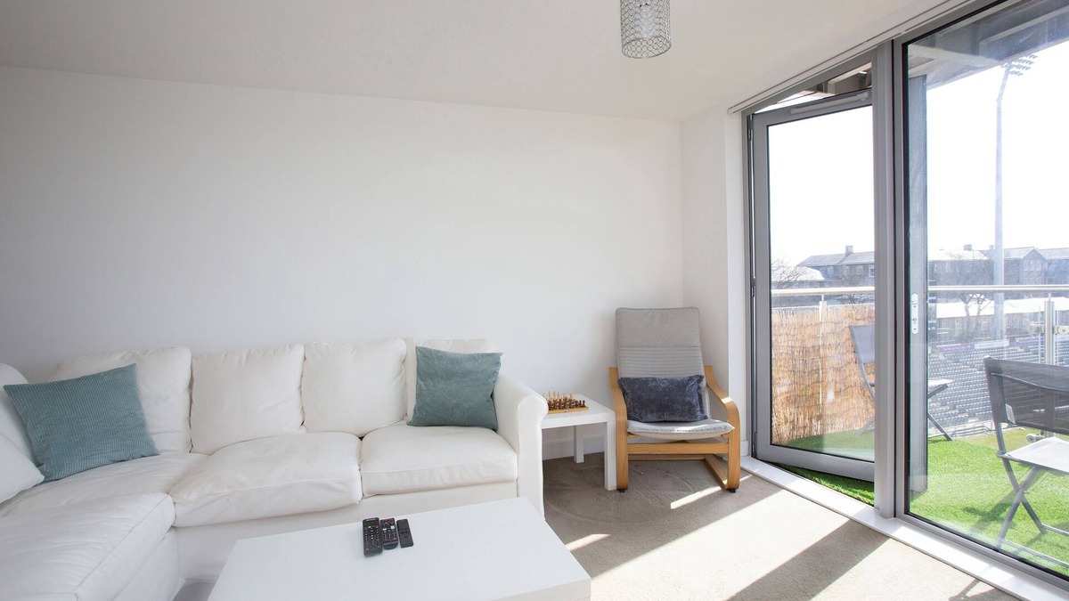 Horfield Apartment | Stunning 2 Bed Flat in Ashley Down + Cricket View
