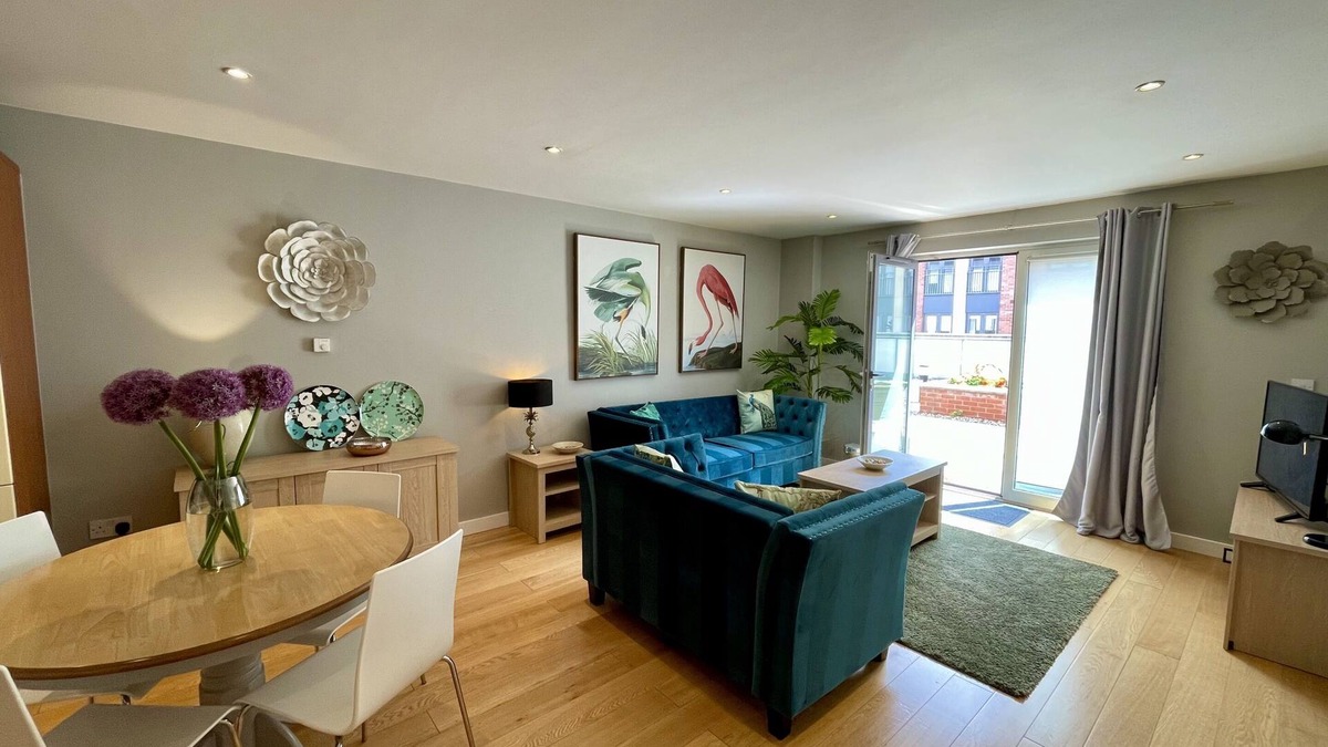Leamington Spa Apartment | Stunning 2-bed Town Centre Flat - Hosted by Hutch