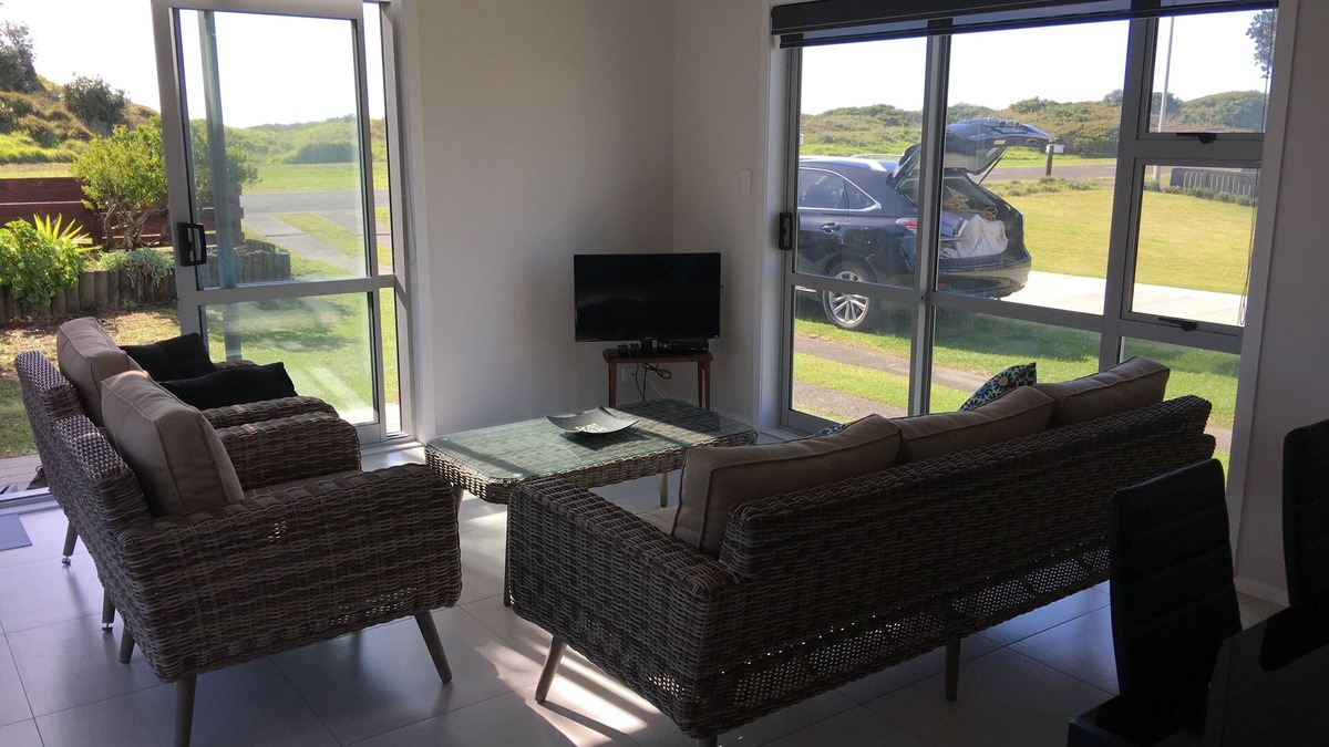 Ohope House | stunning 2 bedroom 2 bathroom holiday home with a kiwiana caravan for extra beds