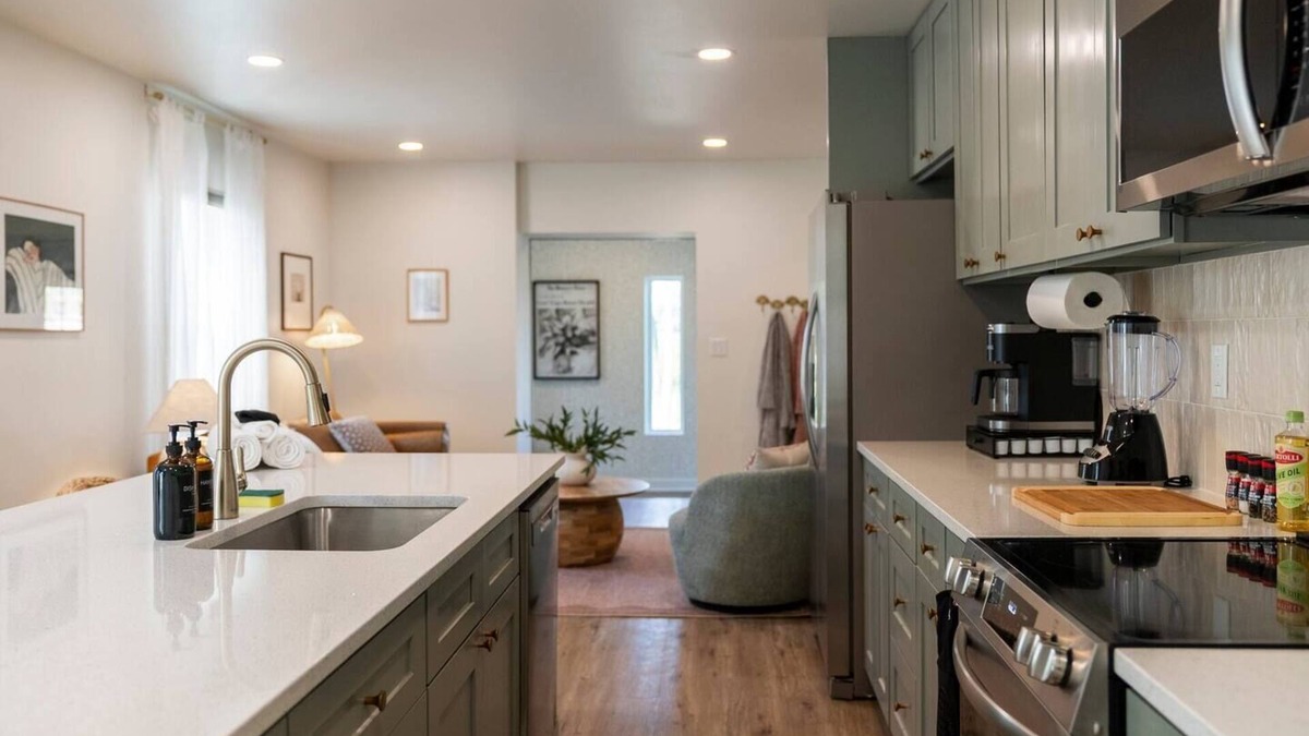 Clintonville Apartment | Stunning 2 BR - Parking and Walk to Park