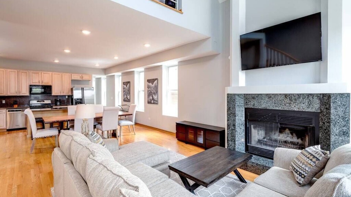Pulaski Park Apartment | Stunning 2 Floor Penthouse Downtown