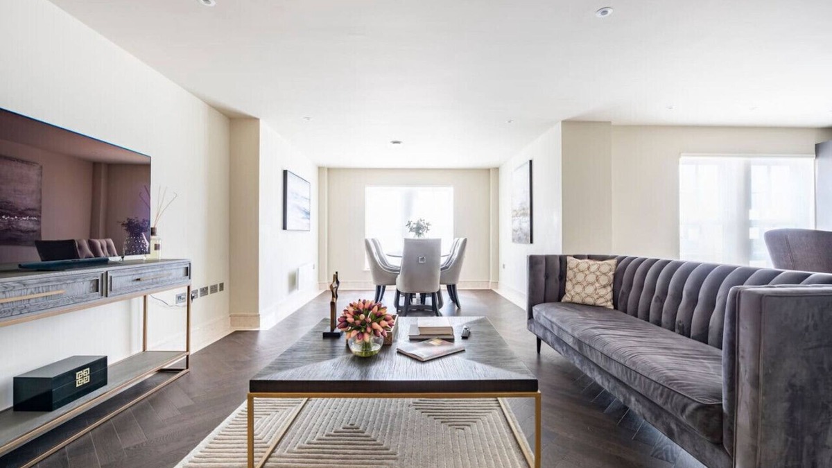 Chigwell Apartment | Stunning 2BA, 2BR, Apt, Desirable Chigwell