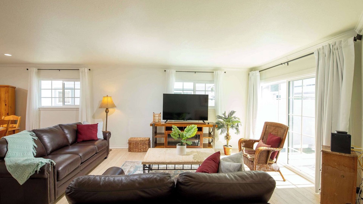 Lake Balboa Apartment | Stunning 2Br 3Ba Condo
