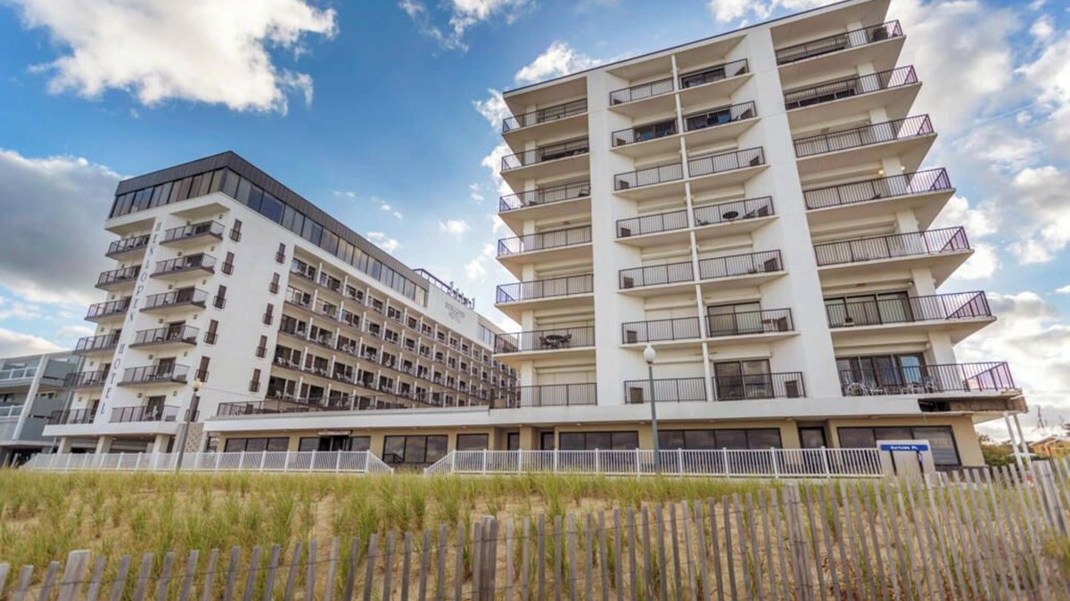 The Pines Condo | Stunning 2BR Condo with Lake/Ocean Views, Rooftop Pool & Parking