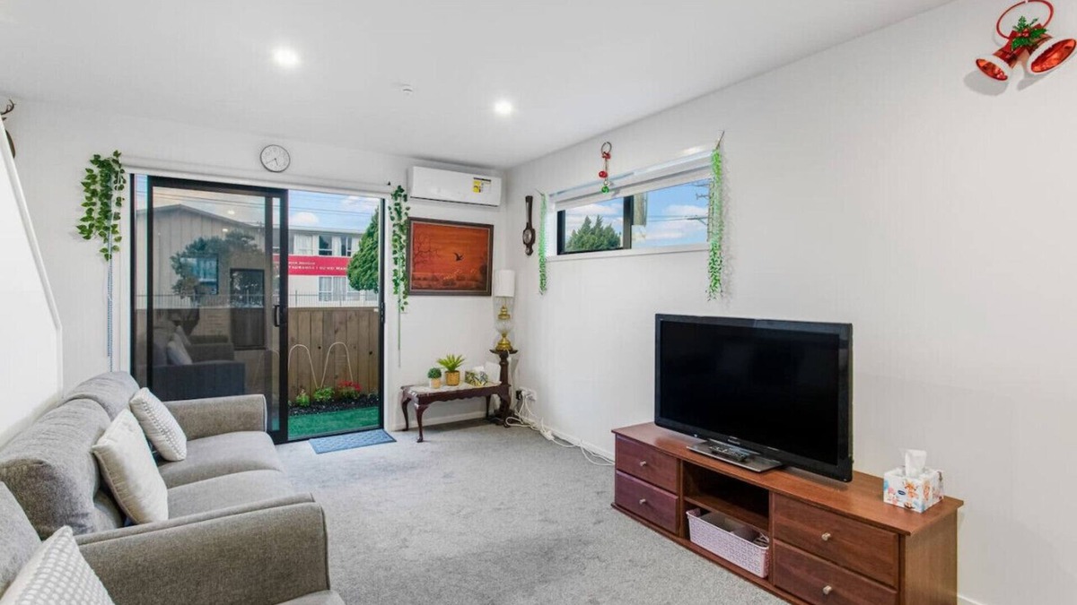 Kelston House | Stunning 2BR in Kelston with WIFI and Carpark