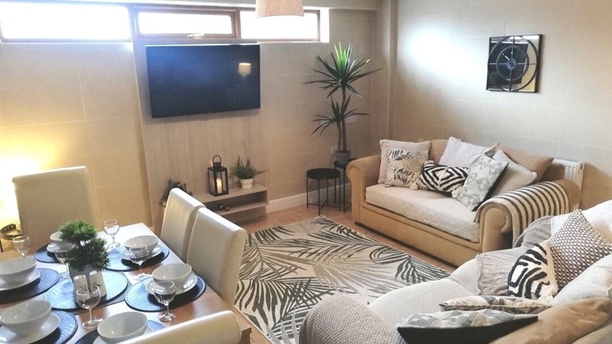 Huyton Apartment | Stunning 3 Bed, 2 Bath Apartment, Sleeps 8 in Liverpool