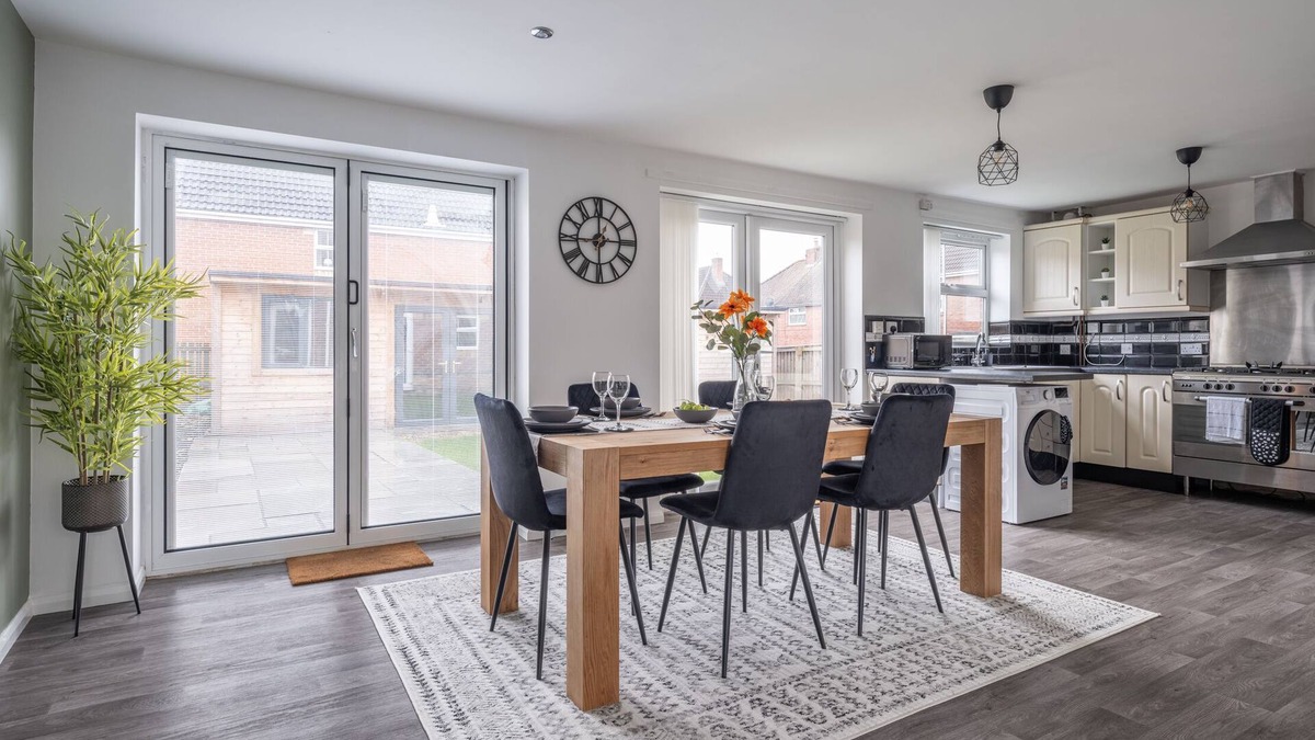 Newcastle-upon-Tyne House | Stunning 3 bed 3 bath detached house l Pool Table l Private Parking l Fast WiFi