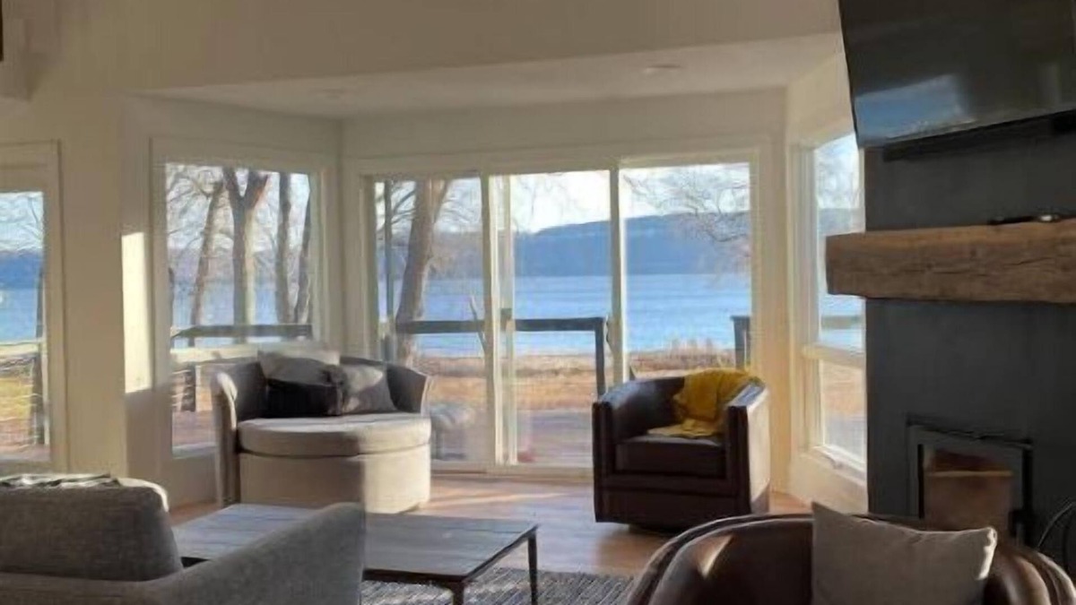 Frontenac House | Stunning 3 bed/3bath Renovated Cabin on Lake Pepin