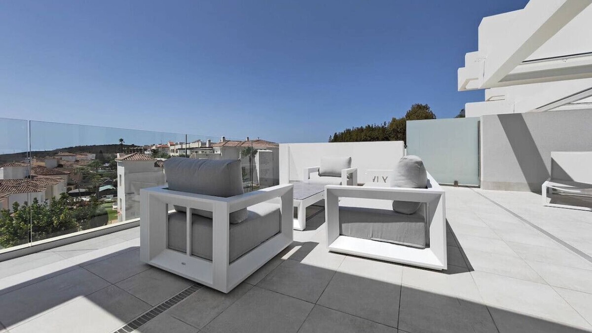 Alcorrin Apartment | Stunning 3 Bed Penthouse - Sea Views