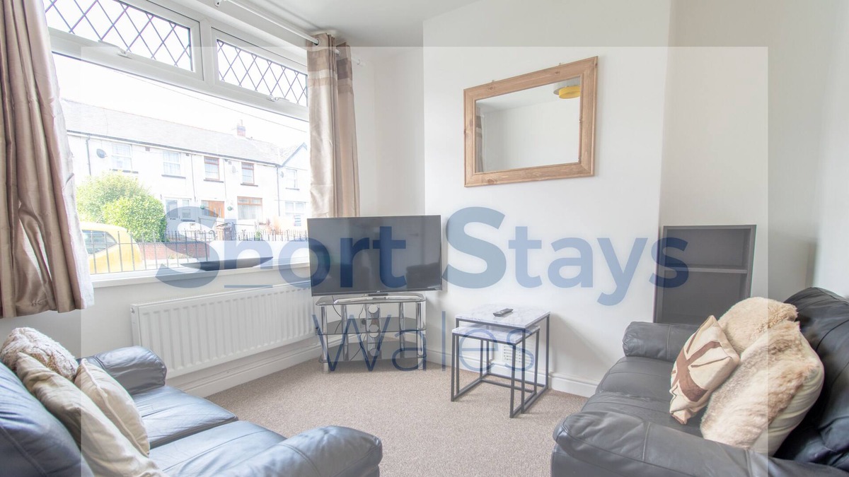 Gelligaer House | Stunning 3 bedroom House in Penpedairheol!