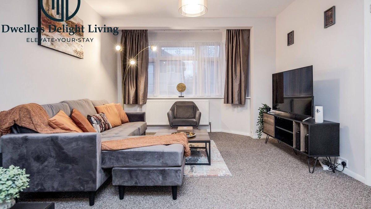 Hainault House | Stunning ☆ 3 Bedroom ☆ 2 Bath house Hainault/Greater London☆