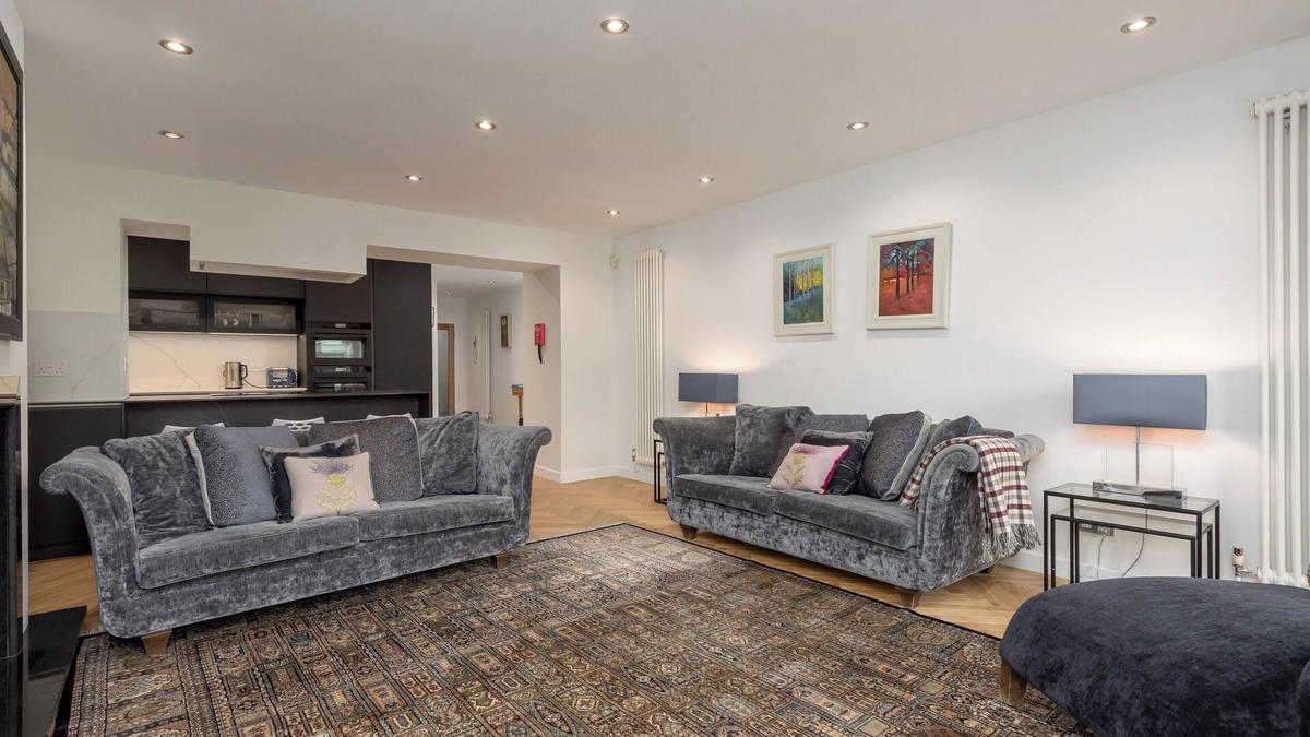New Town Apartment | Stunning 3-bedroom apartment in the heart of Edinburgh's city centre. Sleeps 6.