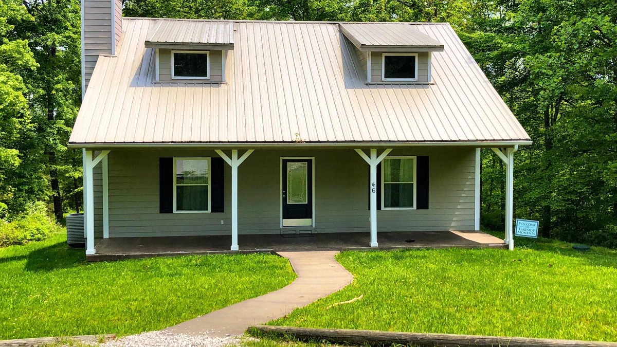 Primrose Cabin | Stunning 3 bedroom cabin in Deer Water Lake with hot tub and wi-fi