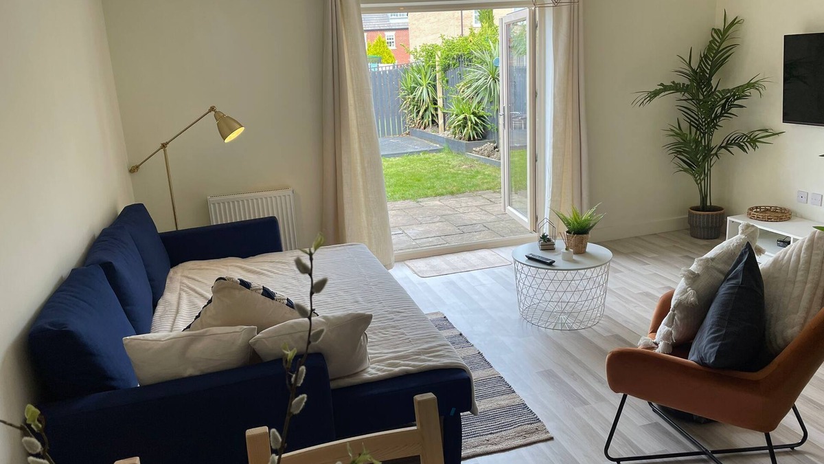Castleford House | Stunning 3 bedroom home with free parking and wifi