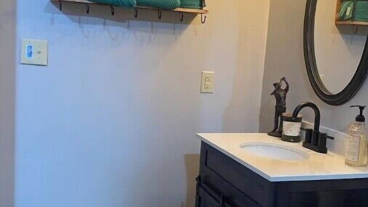 Chillicothe Cabin | stunning 3 bedroom cabin, access to many local trails, shops, activities