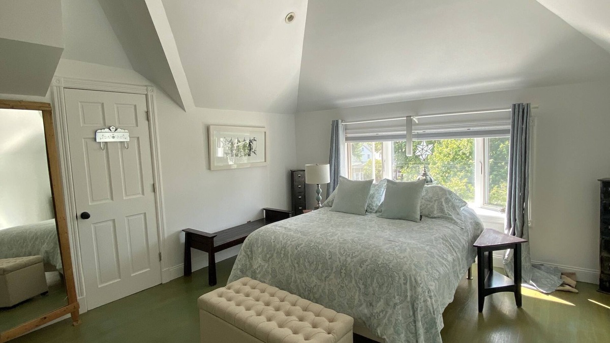 New Rochelle House | Stunning 3-Bedroom, 2-Bath Home w/Attic – 38 Minutes from NYC by Train