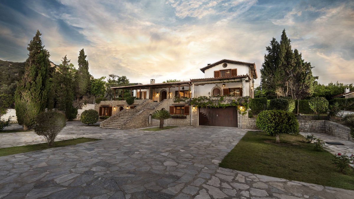 Platistomo Villa | Stunning 3 stories Villa & Bungalow by the sea!