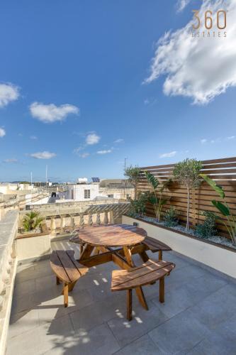 Paola Apartment | Stunning 3BR Townhouse with Private Rooftop Access by 360 Estates