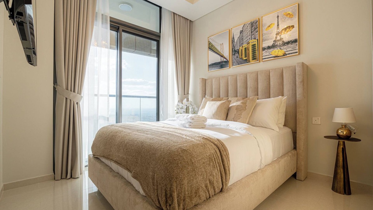 Al Wasl Apartment | Stunning 3BR w/Panoramic Views in Aykon City