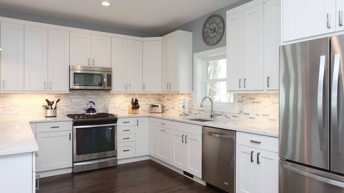 Michigan City House | Stunning 4 Bed, 3 1/2 Bath with private putting green!