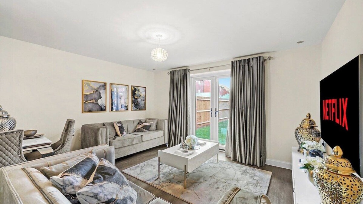 Leicester Apartment | Stunning 4 bed In Leicester with Garden & Parking!