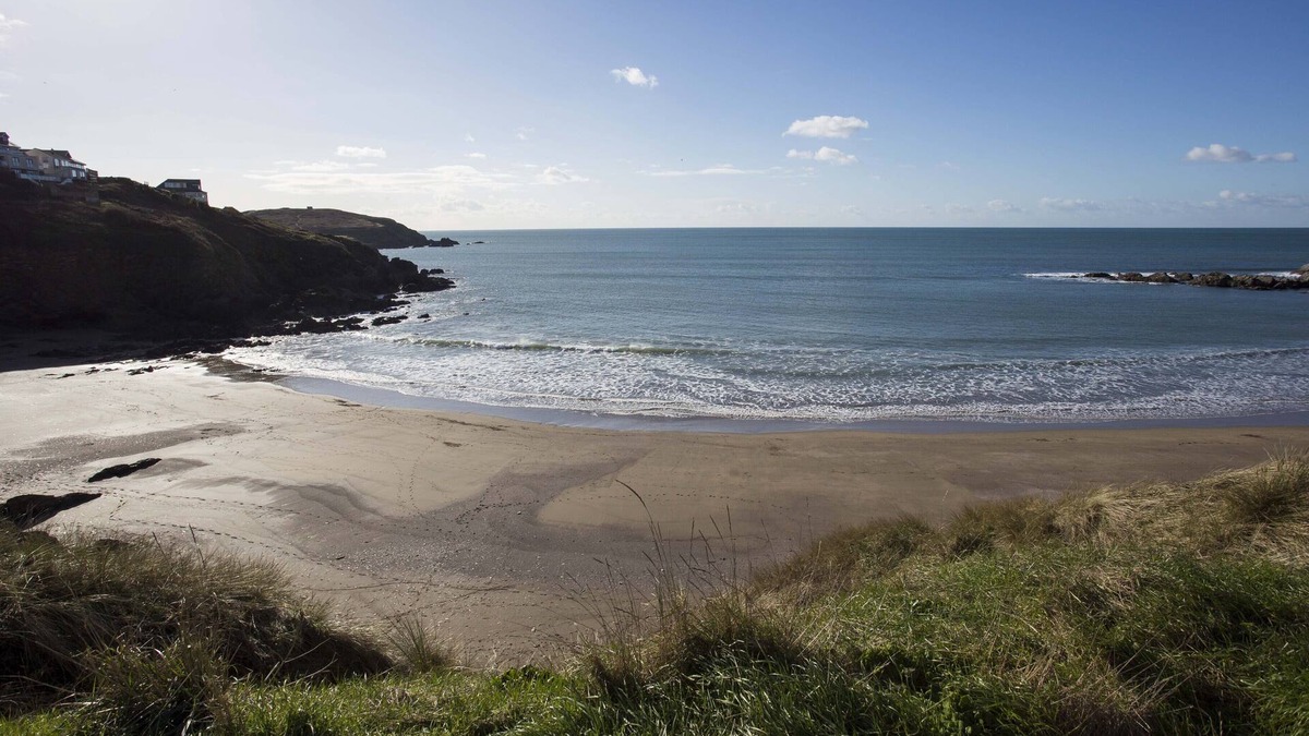 Challaborough House | Stunning 4 bedroom beach house with hot tub and sunbathing roof terrace