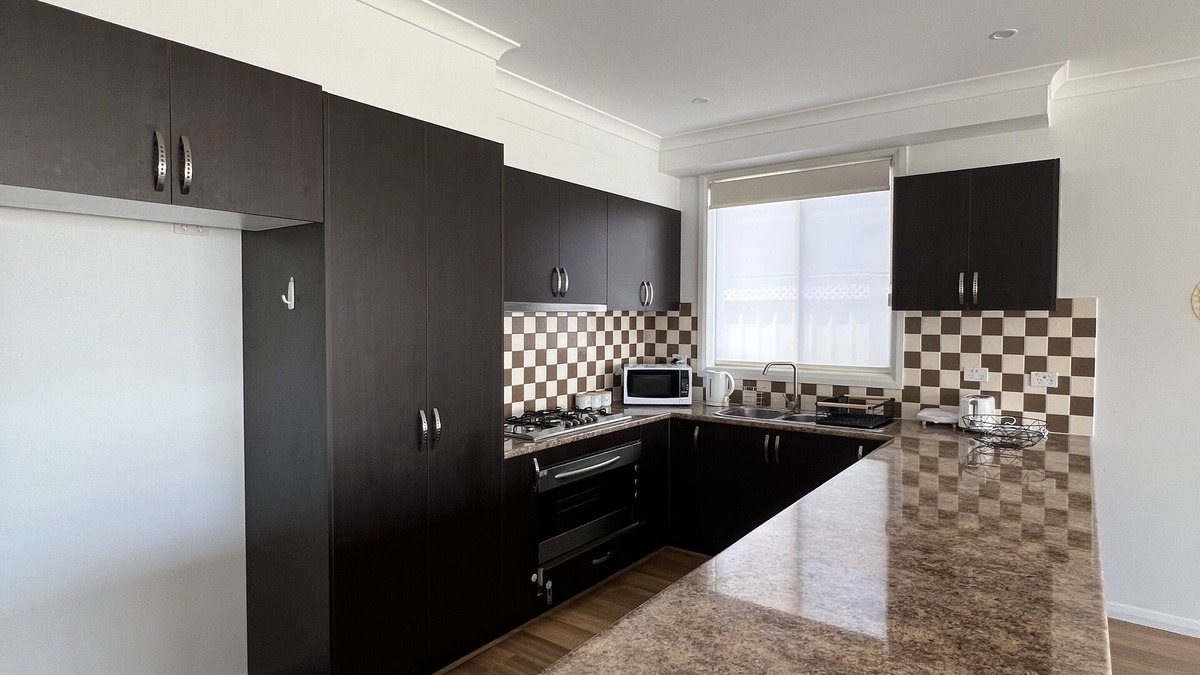 Thomastown House | Stunning 4 bedroom House with 2 bathrooms including full ensuite.