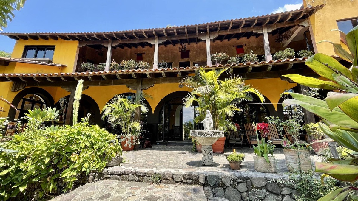 Santa Cruz La Laguna House | Stunning 4 Bedroom Large House, Steps from Lake Front with Starlink WiFi
