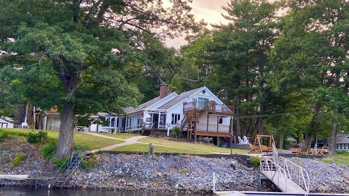Day House | Stunning 4 Season Family Lakehouse/5-bedroom/4-bath on Sacandaga Lake with docks