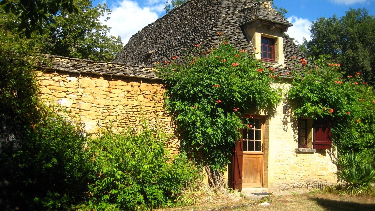 Thonac Cottage | Stunning 4 star cottage near Montignac with large private pool & WIFI.