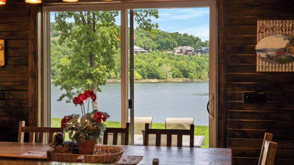 Lampe House | Stunning 4Bed Villa Lakefront Resort with Dock, Pools, Mini Golf, Kayaks & More!