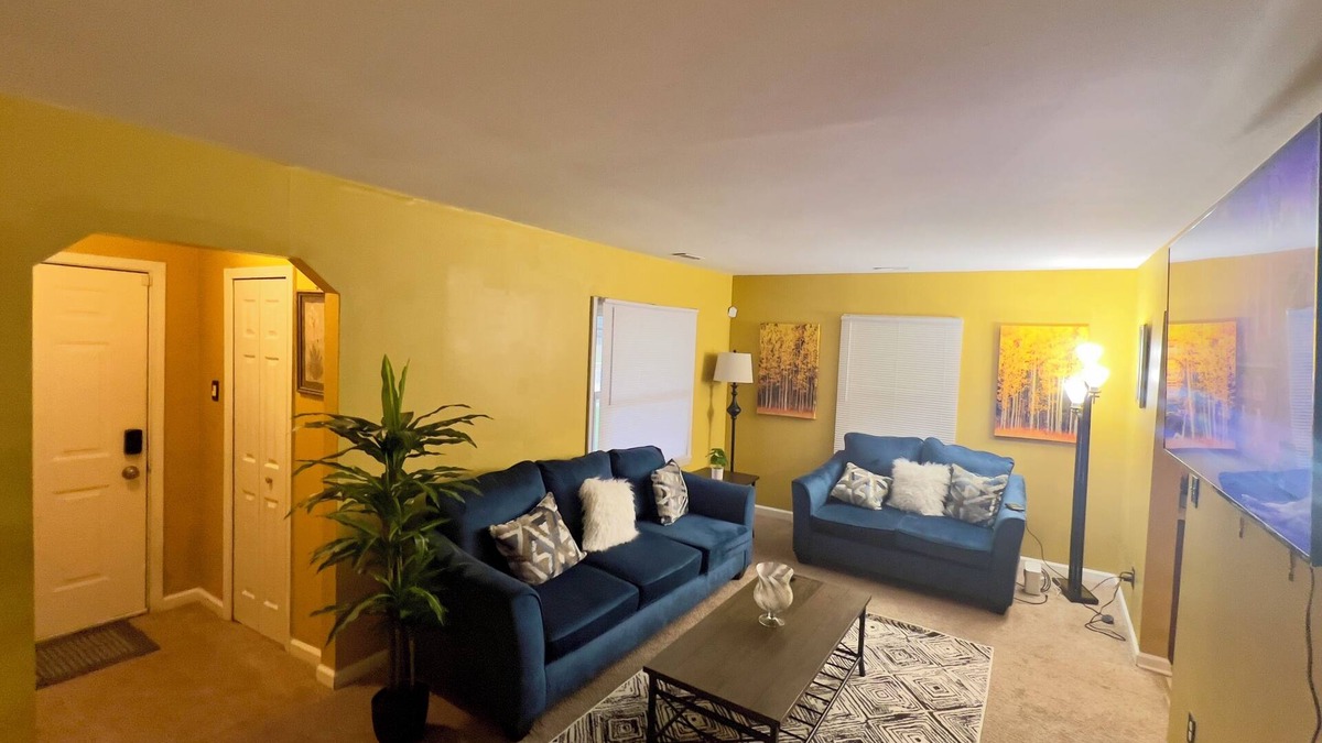 Mount Clemens House | Stunning 4BR Ranch-Style Home with Modern.